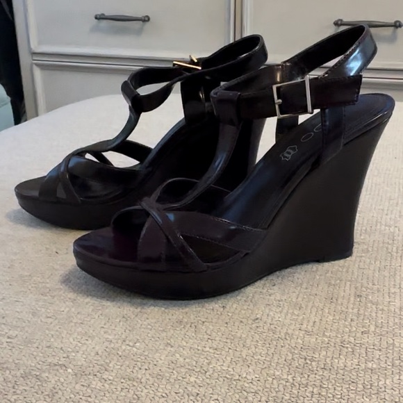 Deep Purple Aldo T-Strap wedges - Picture 4 of 8